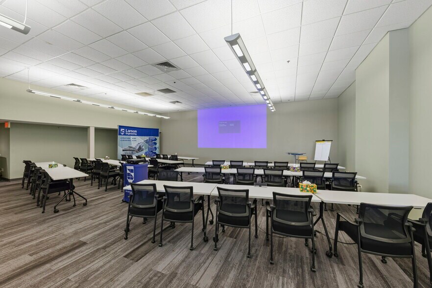More Photos Of 1488 Bond St, Naperville Office For Sale