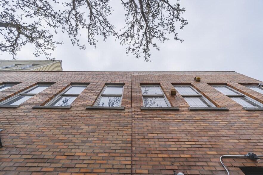 More Photos Of 102-106 Calyer St, Brooklyn Office For Sale