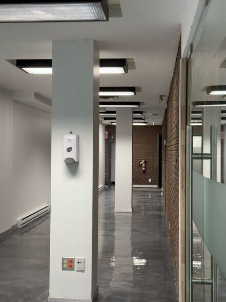 More Photos Of 3858-3870 Notre-Dame, Laval Office For Sale