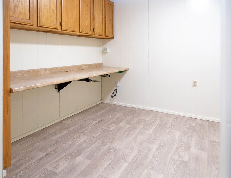 More Photos Of 211 S Austin St, Hutchins Flex For Sale