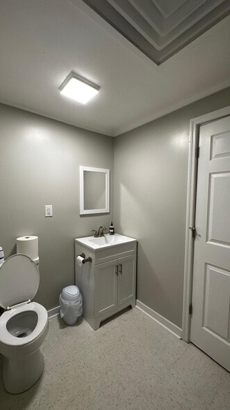 More Photos Of 430 E Broad St, Smithville Showroom For Sale