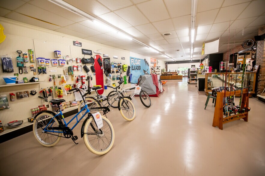 More Photos Of 201 N Main St, Elkader Flex For Sale