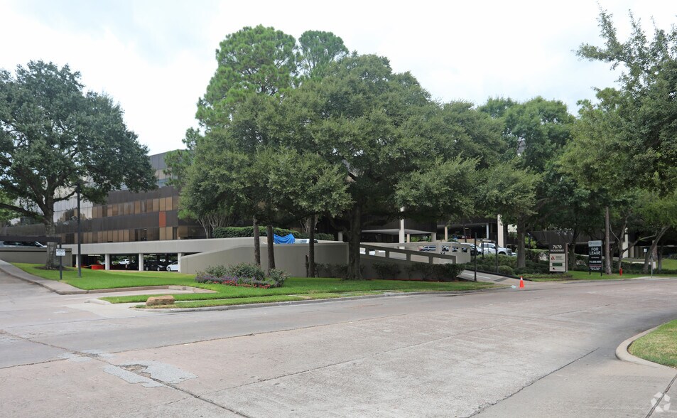 More Photos Of 7670 Woodway Dr, Houston Office For Lease