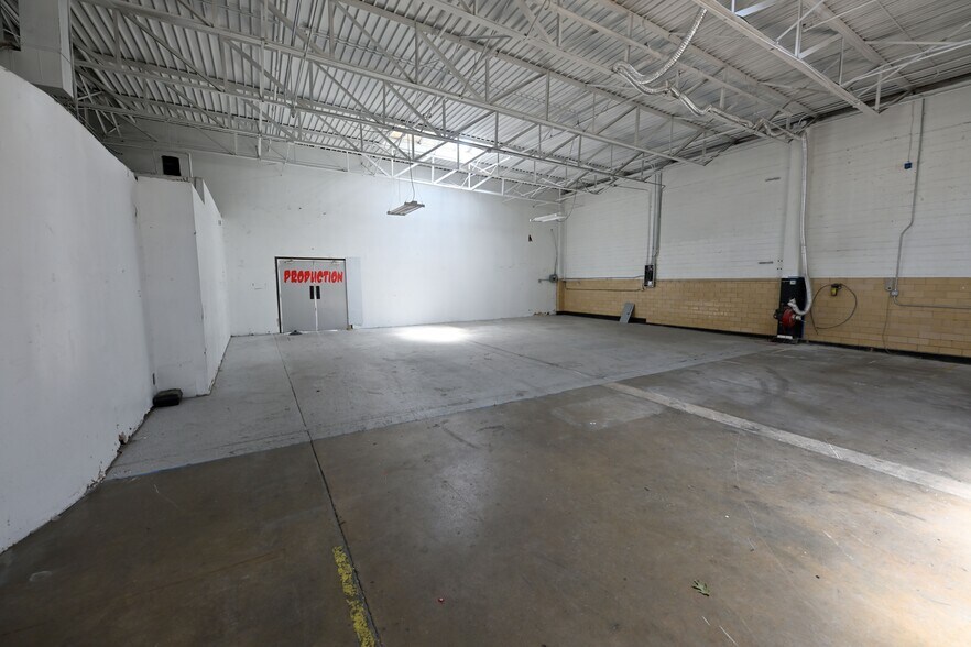 More Photos Of 2625 Broadway St, San Antonio Light Distribution For Lease