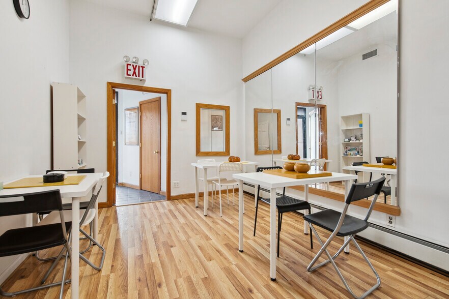 More Photos Of 424 W 49th St, New York Apartments For Lease