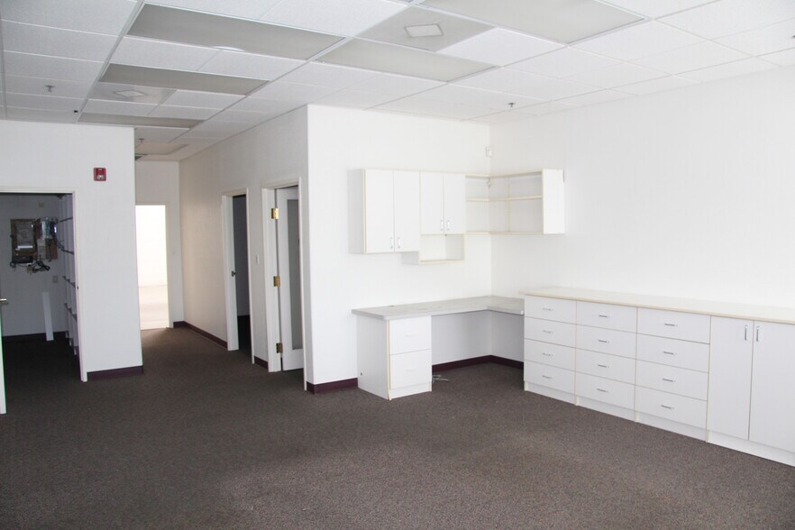 More Photos Of 16055 N Dial Blvd, Scottsdale Warehouse For Lease