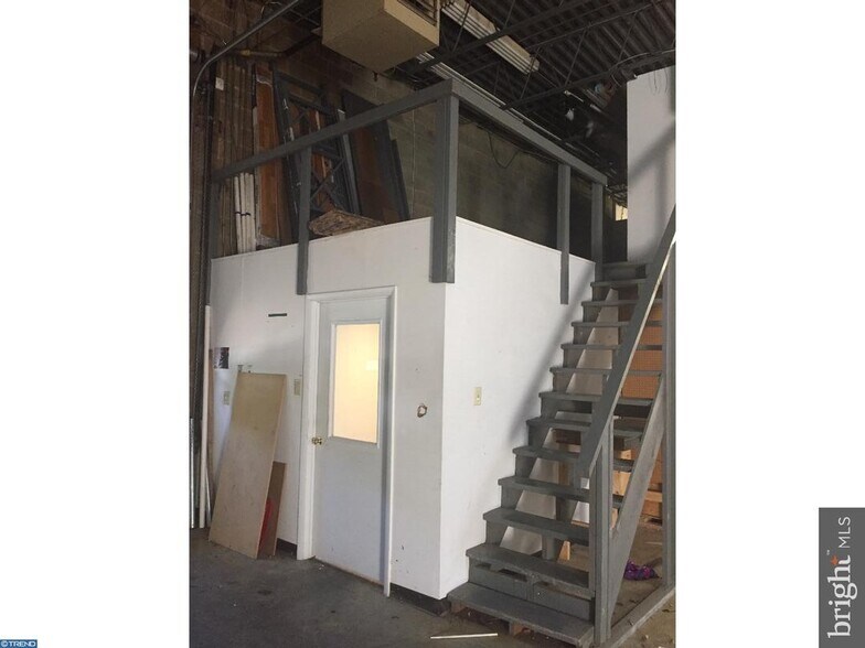 More Photos Of 86 Tomlinson Rd, Huntingdon Valley Light Distribution For Lease