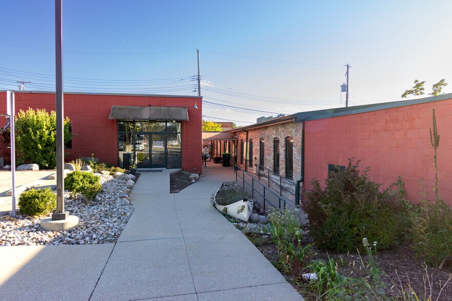 More Photos Of 1213 Center St, Lansing Medical For Sale