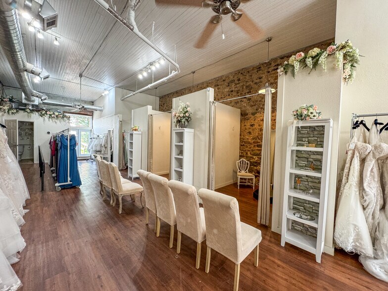More Photos Of 106-108 E Rusk St, Rockwall Office For Lease
