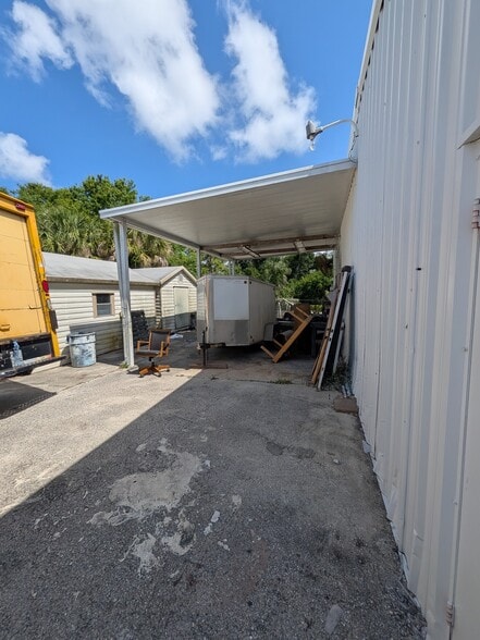 More Photos Of 2200 51st St, Sarasota Warehouse For Lease