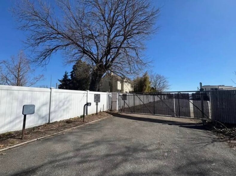 More Photos Of 217 River Ave, Patchogue Warehouse For Lease