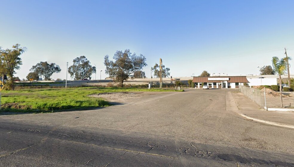 Primary Photo Of 2050 - 2060 W 16th St, Merced Restaurant For Sale