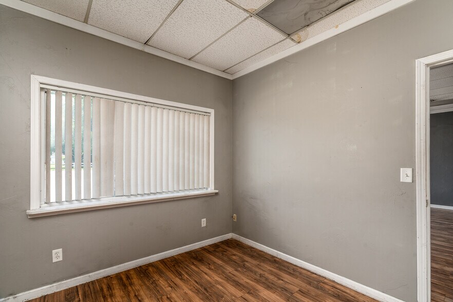 More Photos Of 405 S Pershing St, Energy Office For Sale