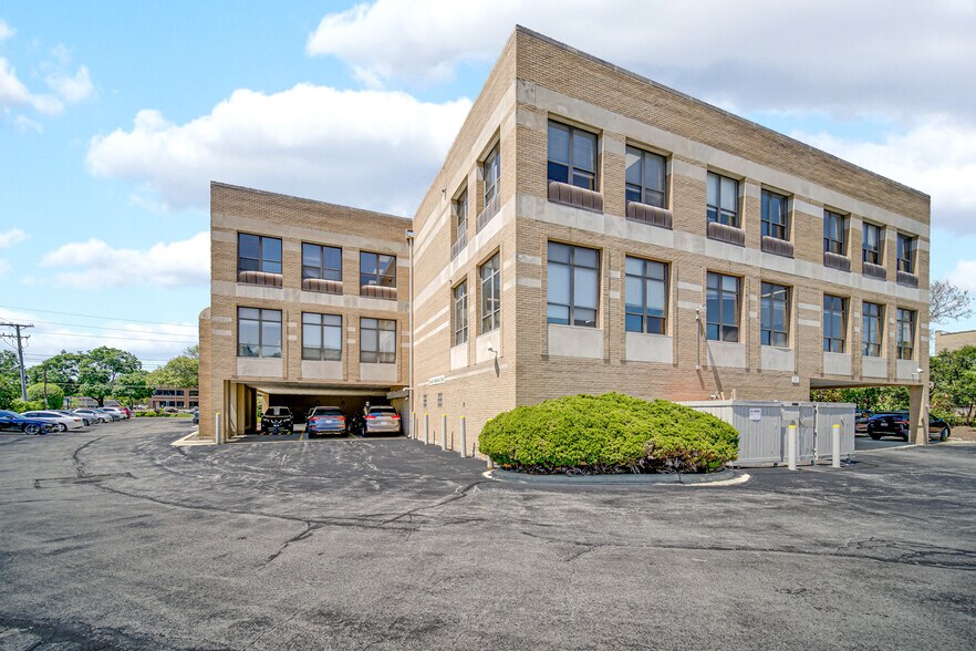 More Photos Of 1S443 Summit Ave, Oakbrook Terrace Medical For Lease