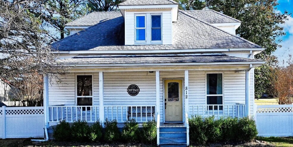 Primary Photo Of 812 N Main St, Gore Specialty For Sale