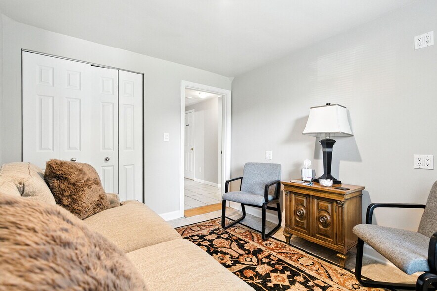 More Photos Of 409 Marquette Dr, Louisville Office For Sale