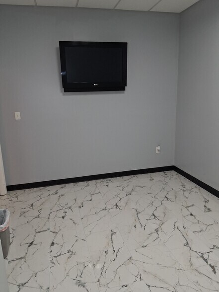 More Photos Of 800 S Morrison Ave, Collinsville Warehouse For Sale