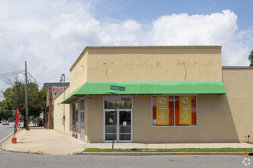 More Photos Of 555 Greenwich St, Hempstead Freestanding For Sale