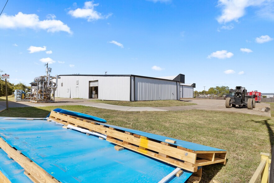 More Photos Of 1200 N Commercial Blvd, Arlington Warehouse For Lease