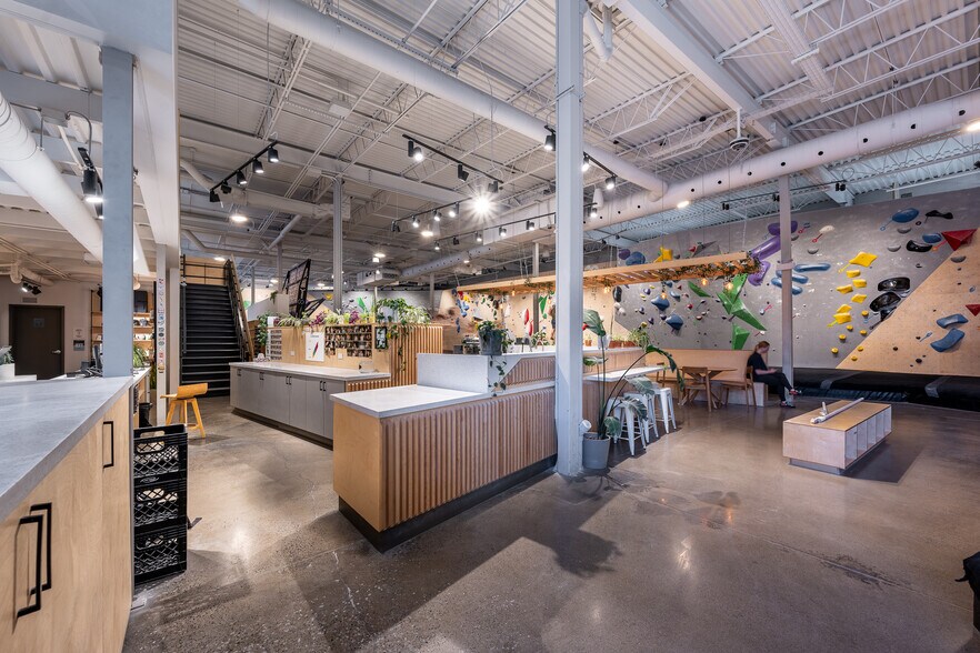 More Photos Of 5600 Av De Gaspé, Montréal Manufacturing For Sale