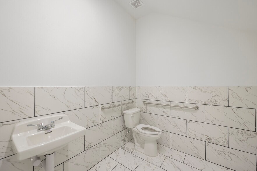 More Photos Of 284 Ed English Dr, Shenandoah Medical For Sale