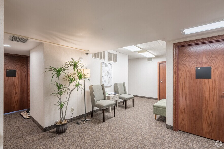 More Photos Of 600 Twelve Oaks Center Dr, Wayzata Unknown For Lease