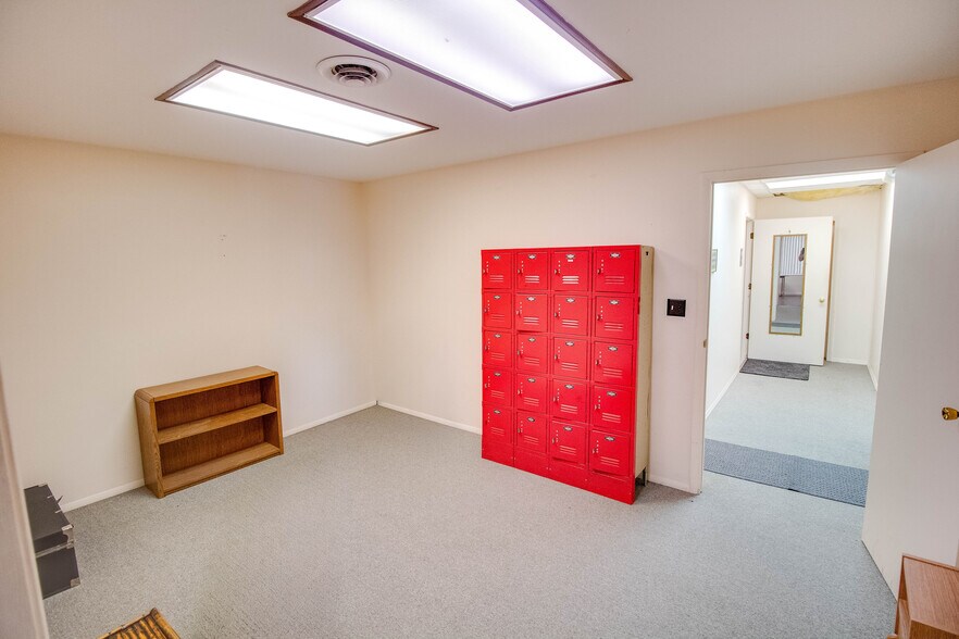 More Photos Of 319-321 Ridge St, Alton Showroom For Sale