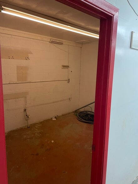 More Photos Of 2510 Mitchell St, Knoxville Light Manufacturing For Lease