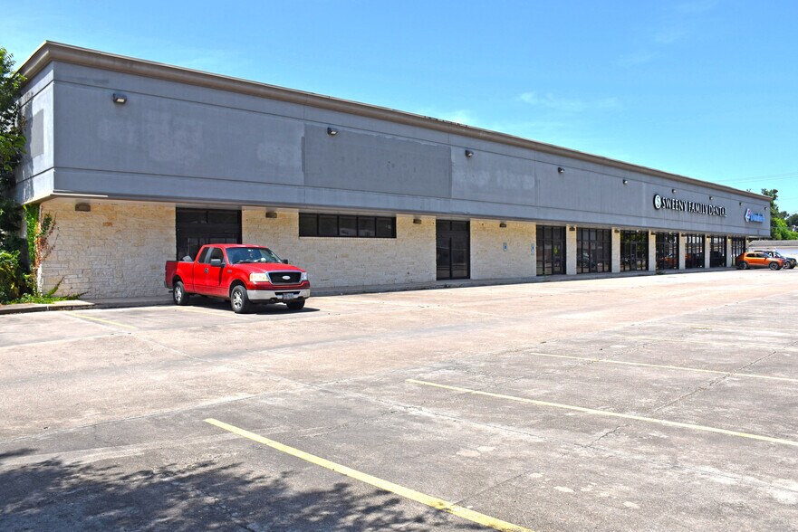 More Photos Of 200-201 N Main St, Sweeny Storefront For Sale