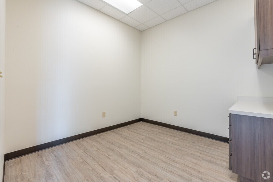 More Photos Of 3105 Colorado Blvd, Denton Medical For Lease