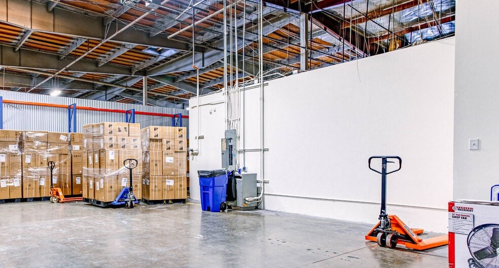 More Photos Of 21350 Lassen St, Chatsworth Warehouse For Lease