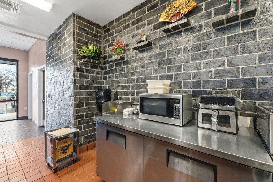 More Photos Of 1377 W El Monte Way, Dinuba Restaurant For Lease