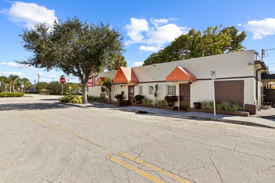 More Photos Of 7201 S Dixie Hwy, West Palm Beach Restaurant For Lease