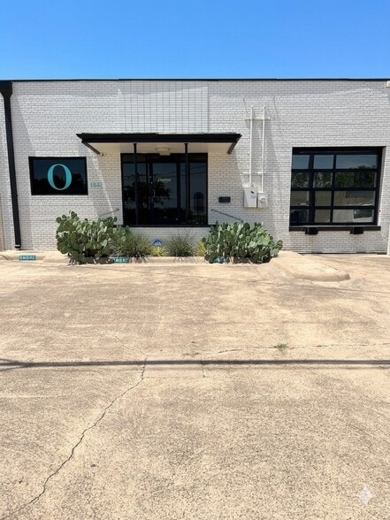 Primary Photo Of 1341 Conant St, Dallas Showroom For Lease