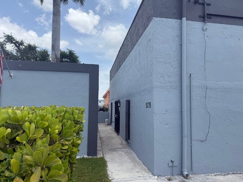 More Photos Of 5149-5199 NW 74th Ave, Miami Warehouse For Lease