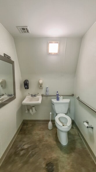 More Photos Of 282 Rees St, Breaux Bridge Light Distribution For Sale