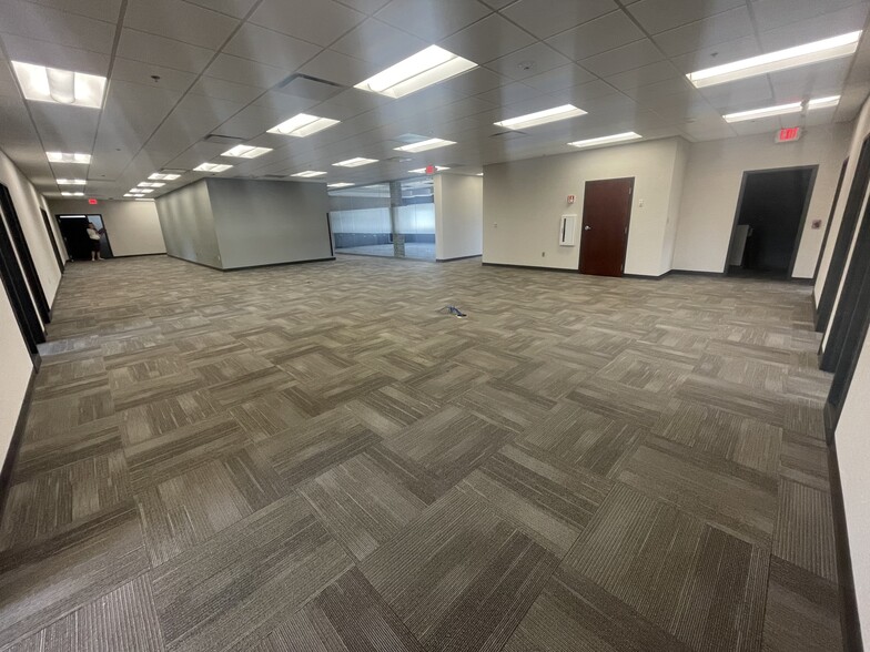 More Photos Of 10920 W Lincoln Ave, Milwaukee Distribution For Lease