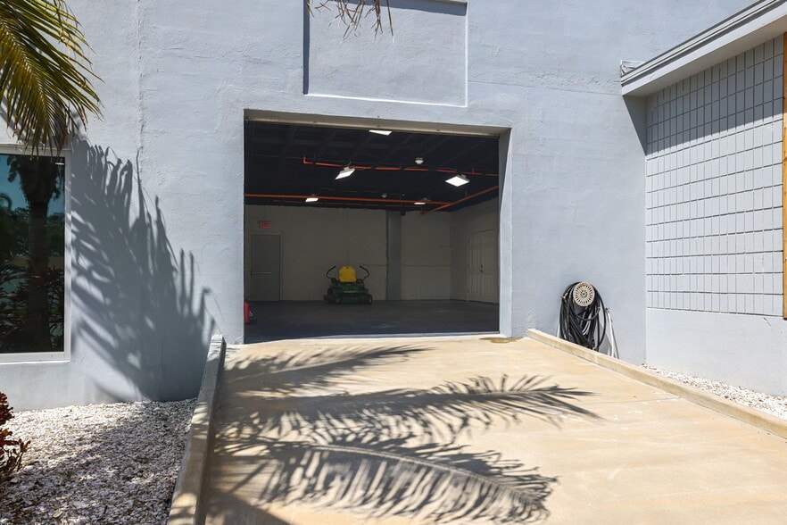 More Photos Of 10830 Navajo Dr, Saint Petersburg Showroom For Sale