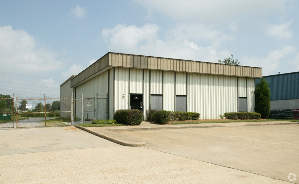 More Photos Of 610 Woodlake Dr, Chesapeake Warehouse For Lease
