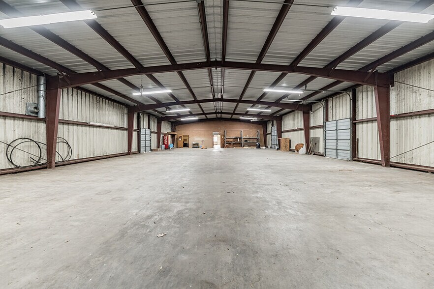 More Photos Of 704 W University Ave, Georgetown Light Distribution For Lease