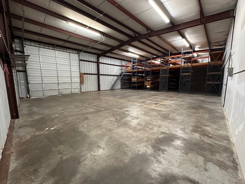 More Photos Of 9743 Cobb St, San Antonio Warehouse For Sale