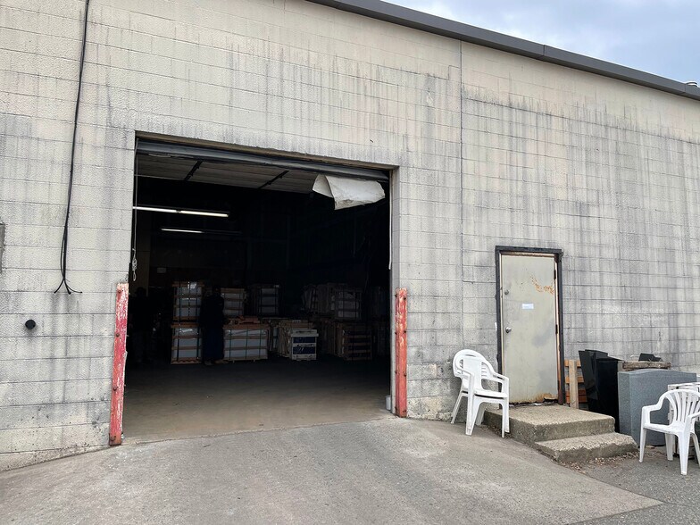 More Photos Of 985 E Linden Ave, Linden Warehouse For Lease