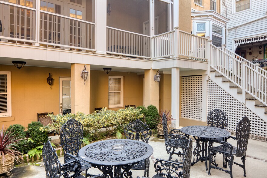 More Photos Of 14 E Taylor St, Savannah Specialty For Sale