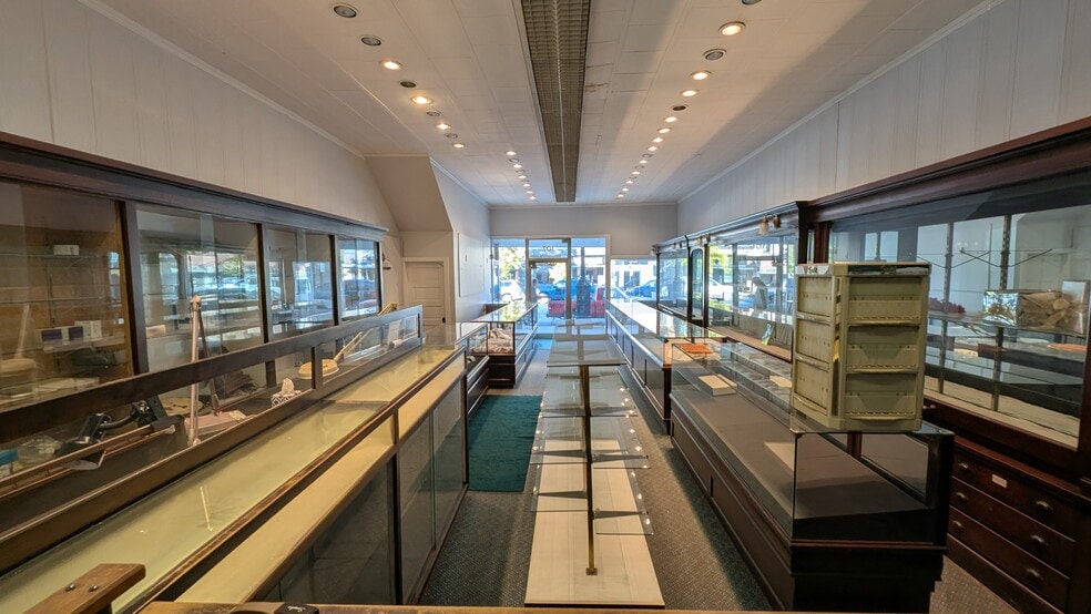 More Photos Of 107 Lincolnway East, Mishawaka Storefront For Sale