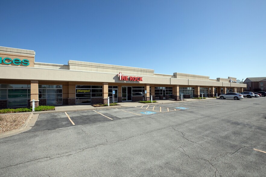 More Photos Of 15405-15455 S Rogers Rd, Olathe Restaurant For Lease