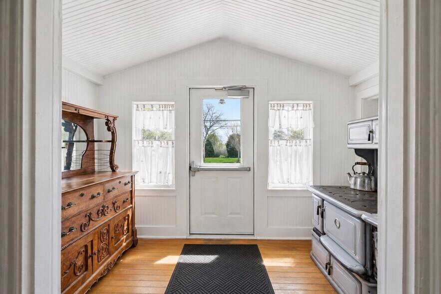 More Photos Of 1612 Main Rd, Riverhead Freestanding For Sale