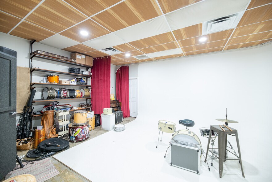 More Photos Of 5010 N Nebraska Ave, Tampa Light Distribution For Lease