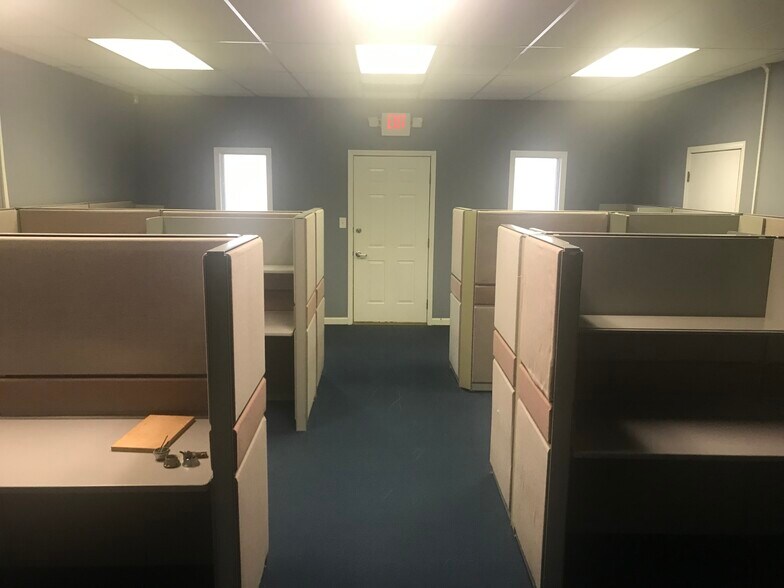 More Photos Of 232-236 Industrial Park Dr, Commerce Office For Lease
