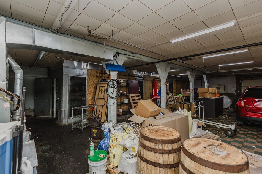 More Photos Of 830 N Kansas Ave, Topeka Bar For Sale