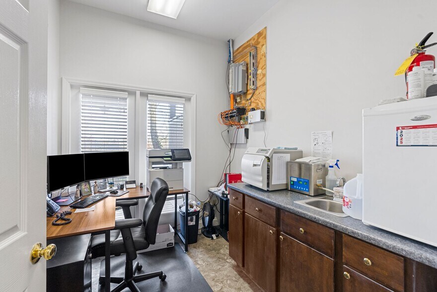 More Photos Of 302-303 Boston Sq, Georgetown Office For Sale